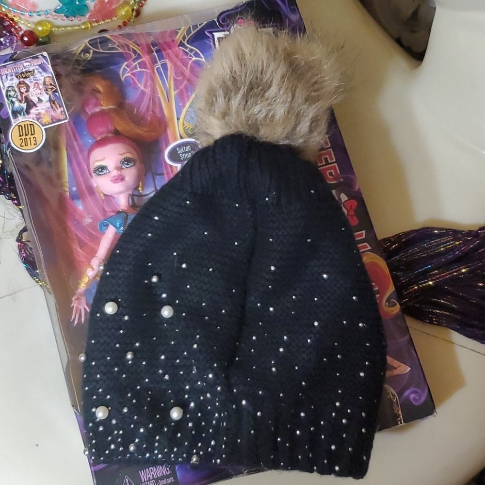PEARL AND SILVER STUDDED WITH FUR BALL - Picture 3 of 9